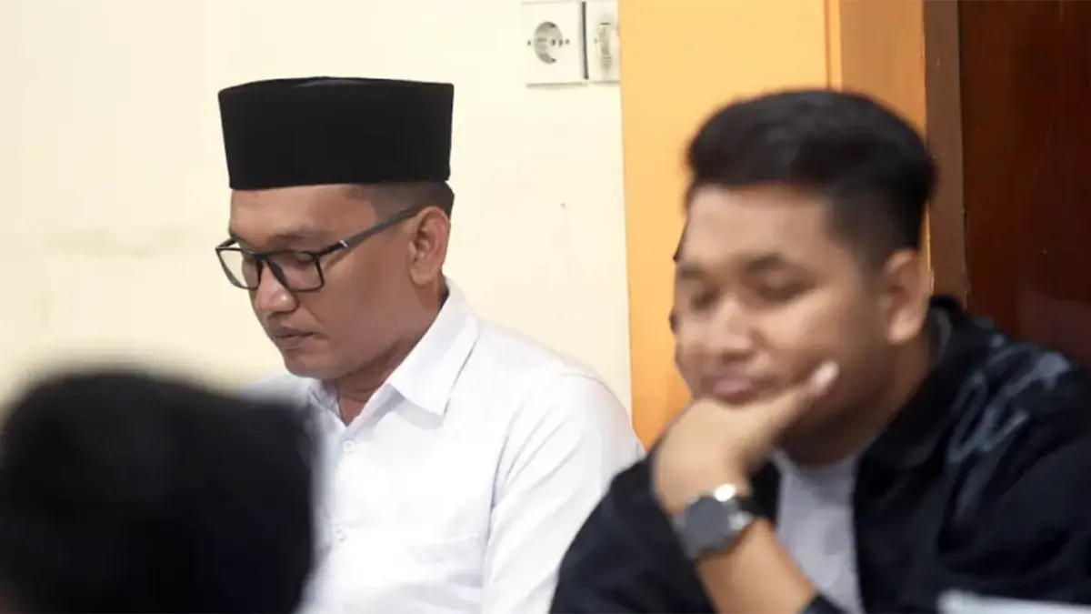 SADIS: Terdakwa Agus Saleman (kiri) saat mengikuti sidang pembunuhan mahasiswi UMM asal Tiris Probolinggo Faradila. (Radar Malang)