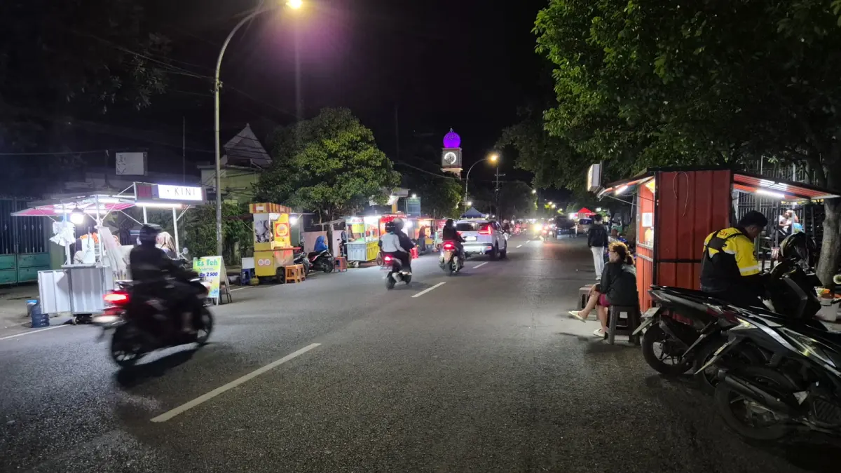 SEGERA DIBANGUN: Kawasan PKL Jalan Sultan Agung, Kota Pasuruan, yang bakal disulap jadi kawasan kuliner inklusi. (FAHRIZAL FIRMANI/JAWA POS RADAR BROMO)