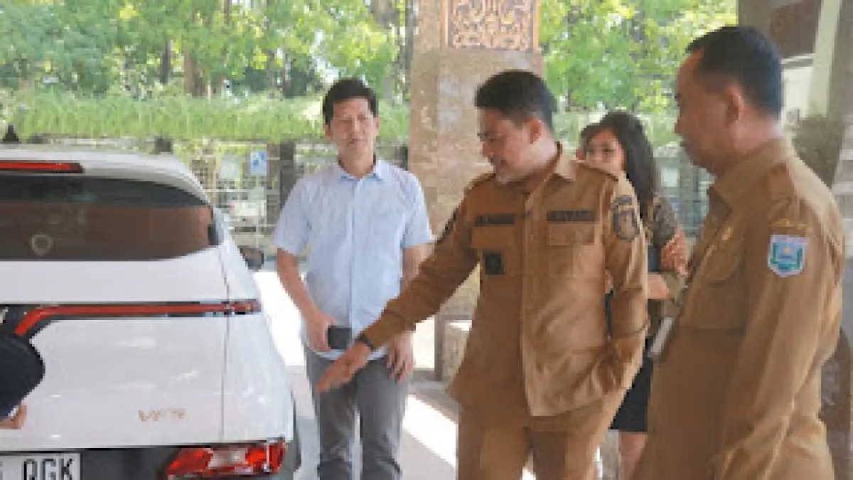 TENAGA LISTRIK: Bupati Probolinggo dr. Mohammad Haris mengecek kendaraan listrik yang terparkir di kantornya di Kecamatan Kraksaan, beberapa waktu lalu.&nbsp;(ISTIMEWA)