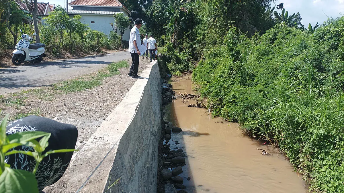 TUNTAS: Proses pembangunan TPT menjaga jalan desa di Desa Krampilan telah selesai digarap. (Foto: Agus Faiz Musleh/Jawa  Pos Radar Bromo)