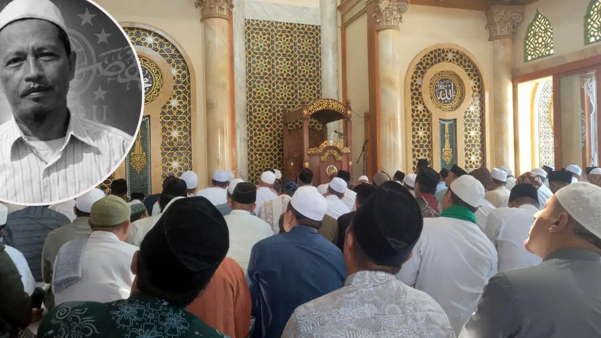 DISALATI: Ratusan warga salat jenazah untuk almarhum KH Abdur Rozaq, Jumat (10/7) di Masjid Nurunnajah Ketapang. (Arif Mashudi/ Radar Bromo)