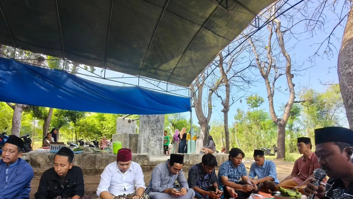 TRADISI: Sejumlah warga Sumberanyar, Kecamatan Nguling, Kabupaten Pasuruan, saat melestarikan tradisi Suro-an di wilayah Sumur Bujuk. Mereka mengisinya dengan pembacaan Burdah, hataman Al-Qur