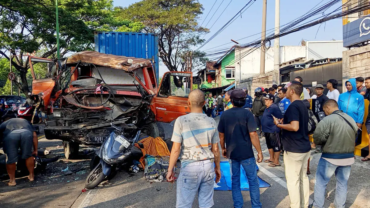 JADI PERHATIAN: Kecelakaan di Simpang Patung Sapi Pandaan beberapa waktu lalu. (Istimewa)