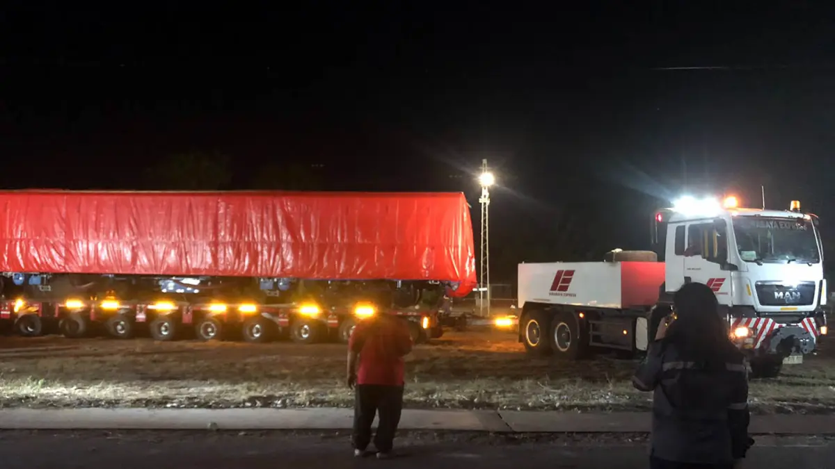 JADI TONTONAN WARGA: Gerbong Kereta Rel Listrik (KRL) milik PT Kereta Commuter Indonesia (KCI) yang dikirim dari Banyuwangi tiba di Stasiun Probolinggo, Kamis (8/7) malam. (Inneke Agustin/ Radar Bromo)