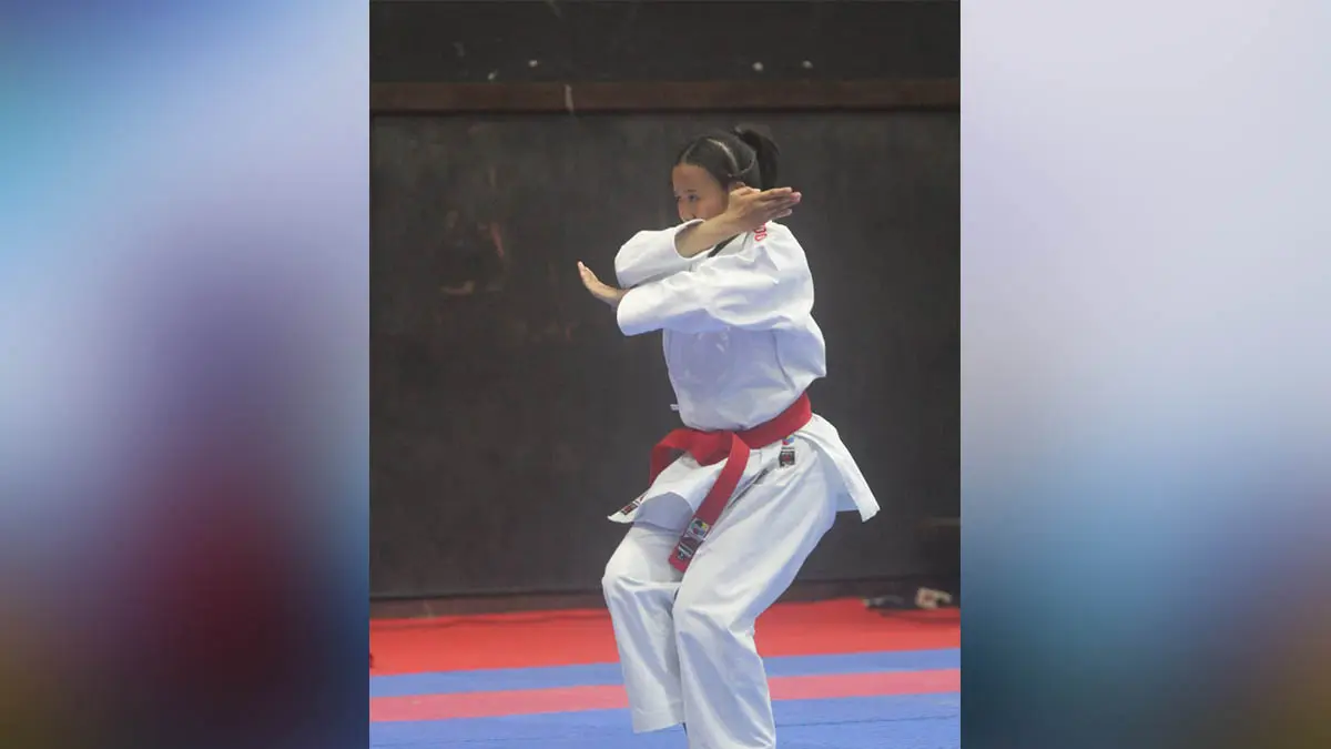 JUNIOR PUTRI: Alin Mizaluna saat bertanding dalam kata perorangan. (Foto: Forki Kota Pasuruan for Jawa Pos Radar Bromo)