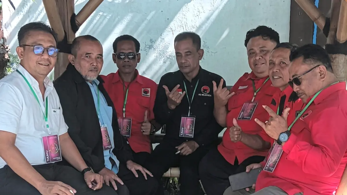 KLAIM SELESAI: Sejumlah eks Ketua PAC PDIP Kabupaten Pasuruan saat berada di gazebo kejaksaan. Mereka mengklaim, persoalan yang sempat dilaporkan tersebut, sudah tuntas. (Busthomi/Jawa Pos Radar Bromo) 