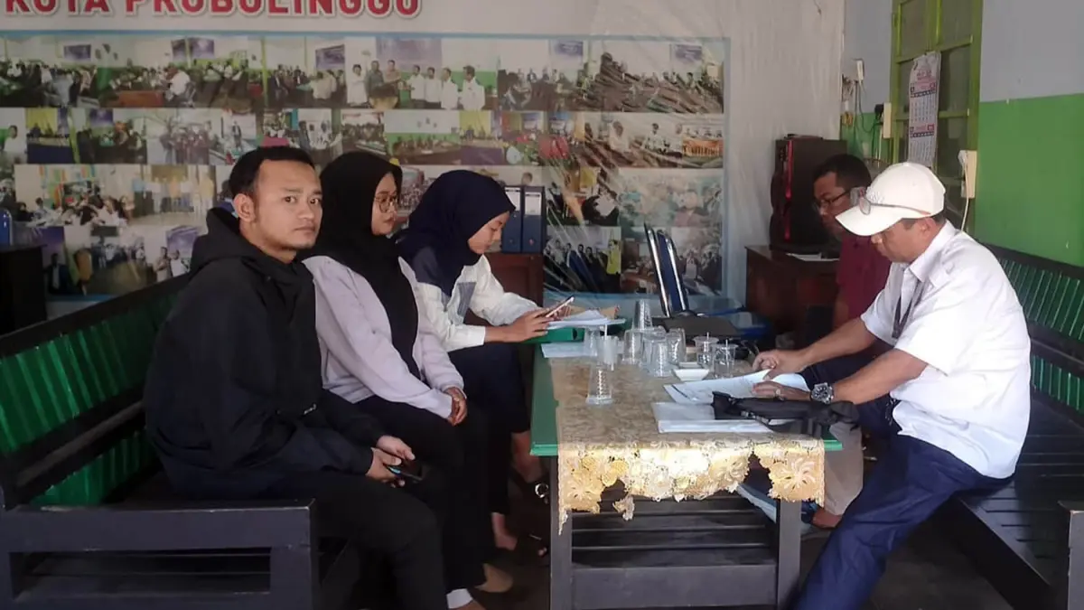 LAPORAN: Salah satu perwakilan karyawan perusahaan pengemasan beras di Kota Probolinggo, Lia Puspita, 26, menyampaikan aduan ke kantor DPC KSPSI Kota Probolinggo, Kamis (9/7).