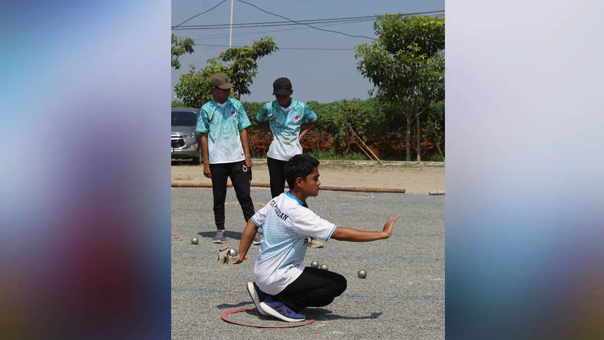MENANG: Lendra saat turun dalam nomor double open di babak semifinal kejuaraan pelajar tingkat nasional di Pati, Jawa Tengah beberapa waktu lalu. (foto: Dokumentasi Pentaque Kota Pasuruan for Jawa Pos Radar Bromo)&nbsp;