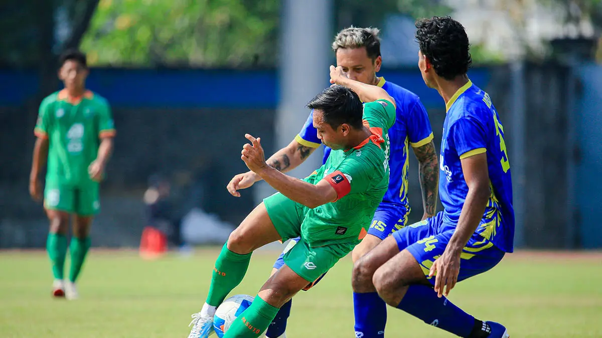 MENGULANG 8 BESAR: Kapten Pasuruan United Ricko Hardiansyah diapit pemain Pesik Kuningan di laga 8 besar lalu. Sore ini kedua tim bakal bertemu di babak final Liga 4 Piala Presiden. (Foto: Pasuruan United for Jawa Pos Radar Bromo)