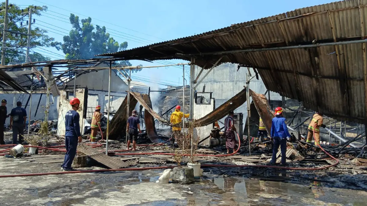 Petugas damkar saat berupaya melakukan proses pemadaman di toko yang terbakar di Paiton, Kabupaten Probolinggo (10/7). (Istimewa)