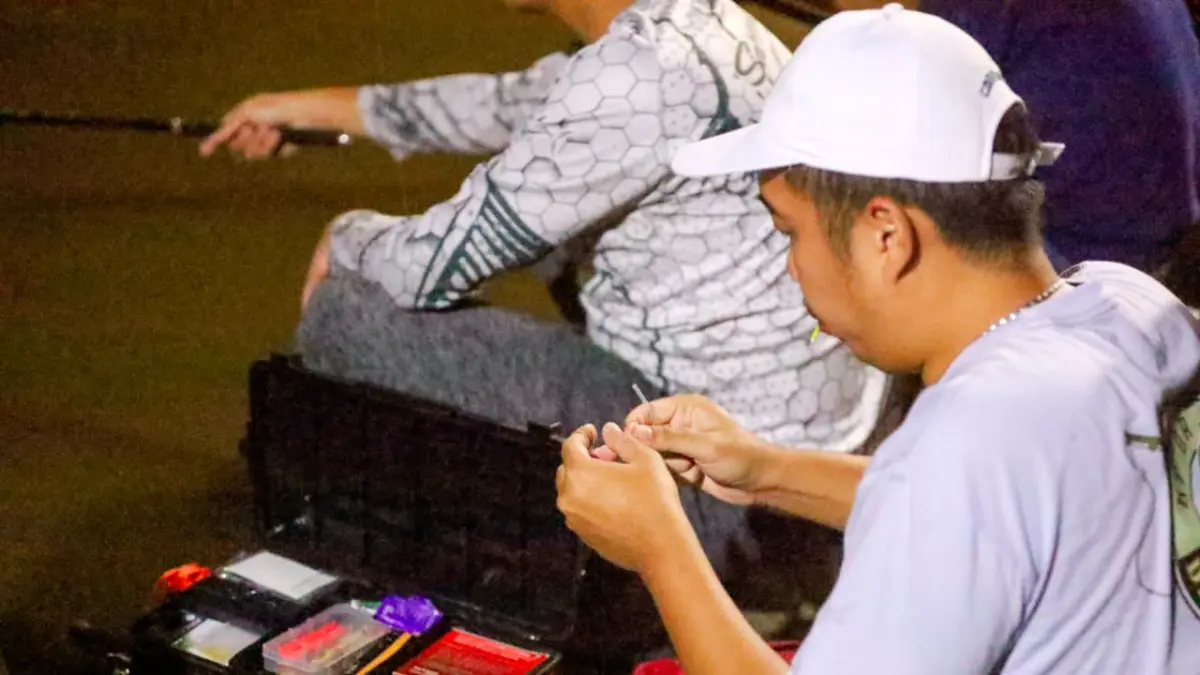 RESEP TERSENDIRI:&nbsp;Pemasangan umpan pada joran sebelum aktivitas memancing. Seorang pemancing harus tahu umpan yang sesuai dengan target pancingannya. (Foto: M Zubaidillah/Jawa Pos Radar Bromo)
