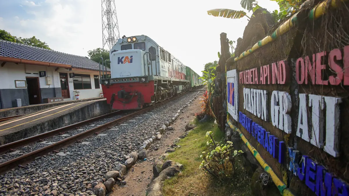 Salah satu kereta api saat melintas di Stasiun Grati, beberapa waktu lalu. Usulan menjadikan Stasiun Grati sebagai salah satu pemberhentian KA commuter Supaspro terbuka lebar. (Mokhamad Zubaidillah/ Radar Bromo)