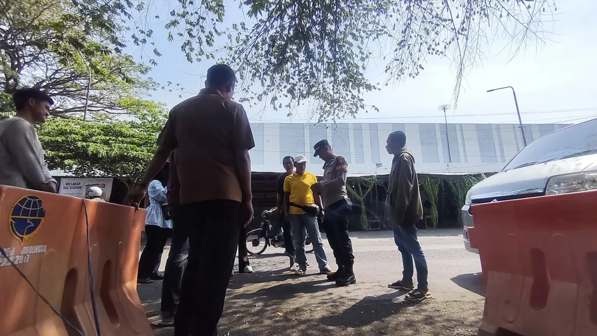 OLAH TKP: Anggota Polres Probolinggo Kota bersama korban melakukan olah TKP di parkiran Semipro. Tepatnya di depan Stadion Bayuangga sisi selatan, Jalan Kaca Piring, Sukabumi, Kecamatan Mayangan, Sabtu (11/7) siang. (Mokhamad Zubaidillah/ Radar Bromo)