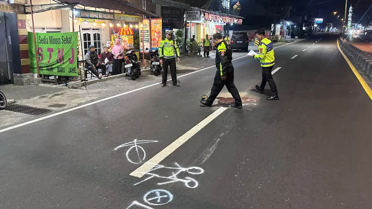 Petugas saat melakukan olah TKP kecelakaan maut di Sukorejo, Kabupaten Pasuruan. 