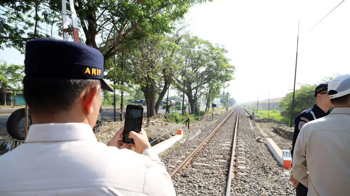 Petugas saat melakukan survei jalur rel KA yang terus ambles di sekitar lumpur Lapindo Sidoarjo. 