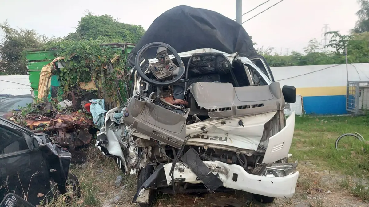 RINGSEK: Kondisi pikap alami ringsek parah usai menabrak kendaraan tak dikenal di tol Gempas, Rembang, Sabtu dinihari (11/7). 