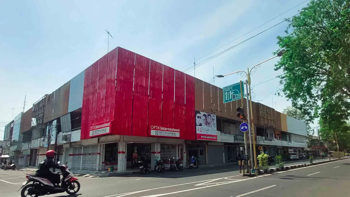 ASET PEMKOT: Sejumlah pegendara melintas di Jalan Panglima Sudirman depan Probolinggo Plaza.&nbsp;(ARIF MASHUDI/JAWA POS RADAR BROMO)