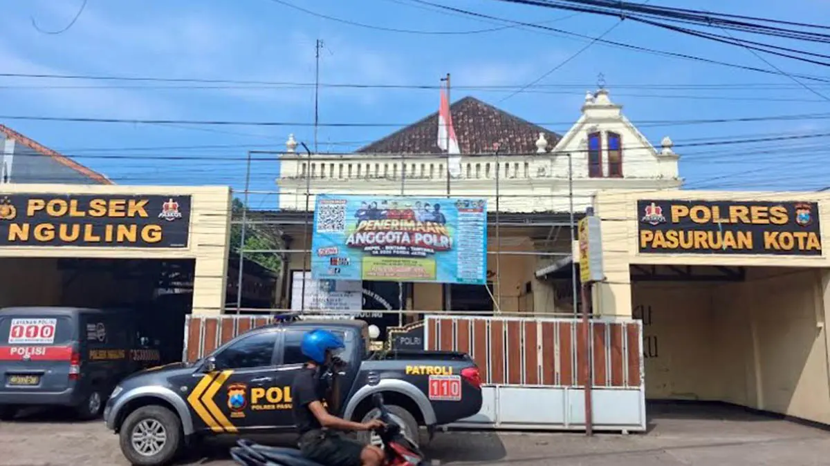BERSEJARAH: Bangunan Polsek Nguling yang ternyata memiliki sejarah yang pandang. (Fuad Alyzen/Radar Bromo)