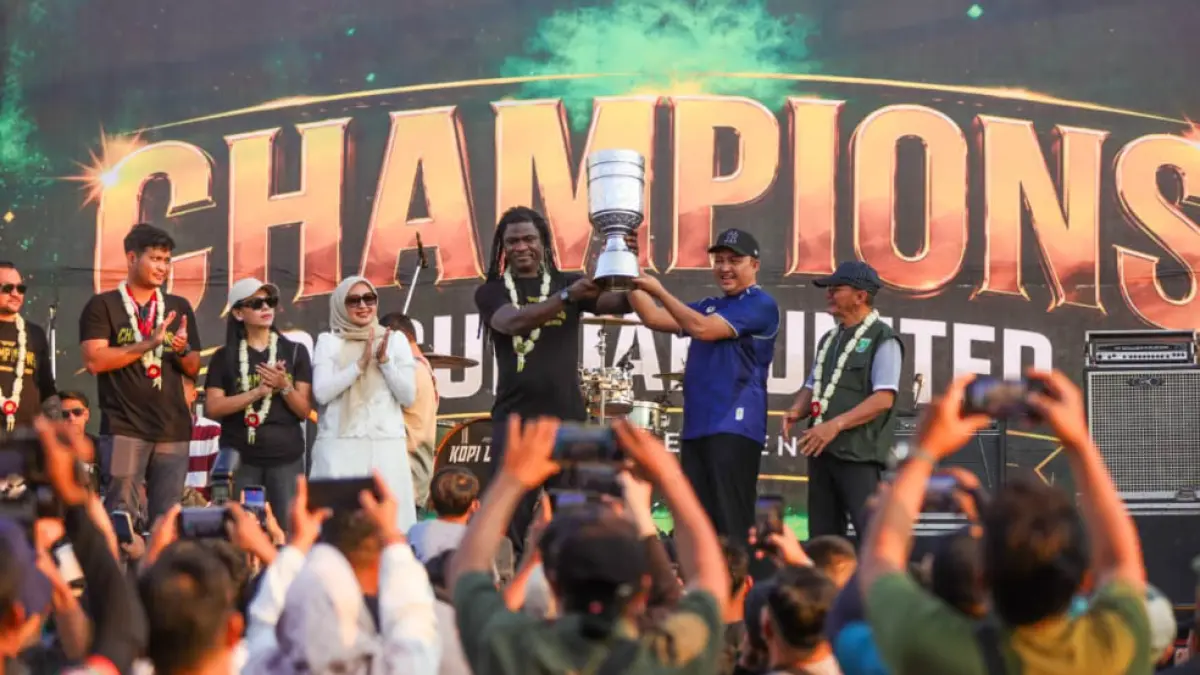 CEO BARU: Bupati Pasuruan Rusdi Sutejo bersama pelatih Pasuruan United Bio Paulin seusai konvoi. Musim depan Bio Paulin akan menjadi pelatih Persekabpas. (Foto: M ZUbaidillah/Jawa Pos Radar Bromo)