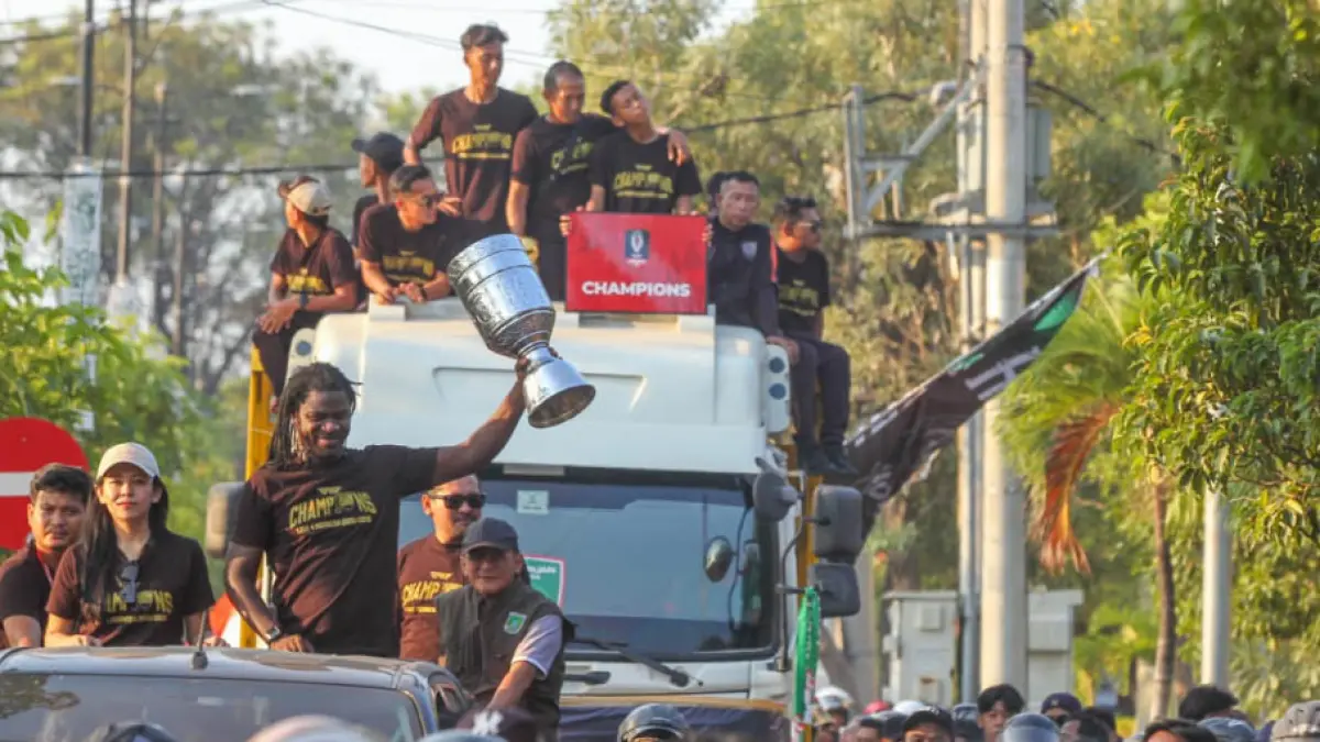 IKUT SERTA: Wakil Bupati Shobih Asrori bersama pelatih Bio Paulin hingga Presiden Pasuruan United Bayu Aji Handayanto yang ikut mengarak trofi.  (Foto: M ZUbaidillah/Jawa Pos Radar Bromo)