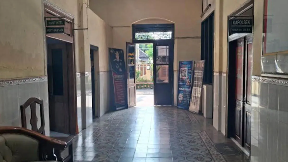 KUNO: Ruangan kantor Polsek Nguling yang masih menyisakan bangunan peninggalan era kolonial Belanda. (Fuad Alyzen/Radar Bromo)