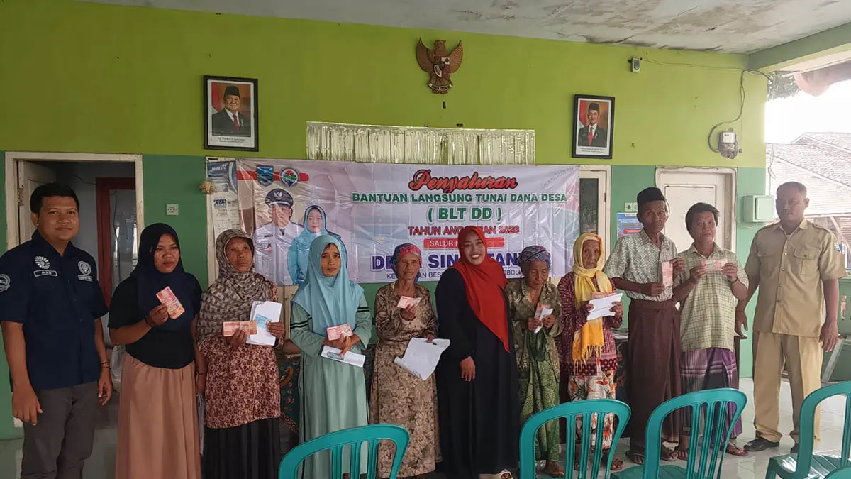 KURANGI BEBAN: Pemberian bantuan langsung tunai dana desa (BLTT) di Sindetanyar, Kecamatan Besuk. (Foto: Pemdes for Jawa Pos Radar Bromo)