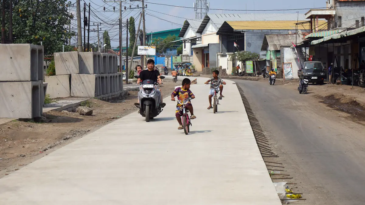 MELINTAS: Sejumlah kendaraan melintas di Jalur Lingkar Utara (JLU), Kecamatan Mayangan, Kota Probolinggo yang tengah diperbaiki, Sabtu (11/7) siang. (Mokhamad Zubaidillah/ Radar Bromo)