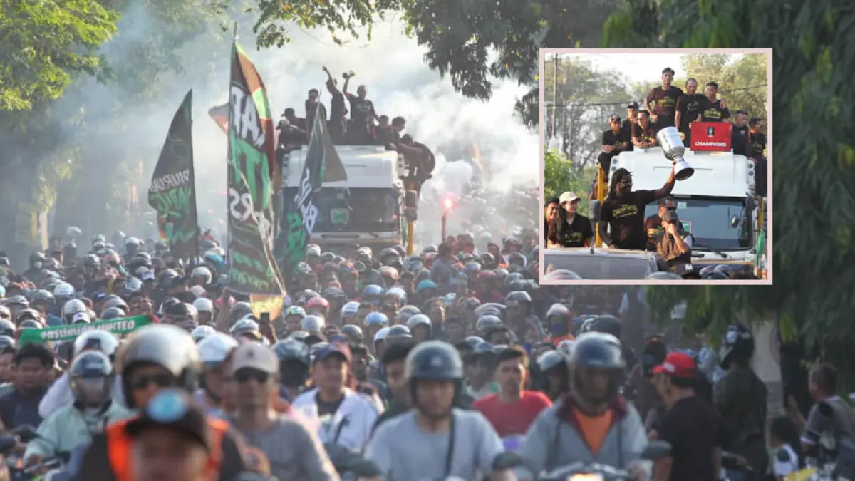 PANJANG: Konvoi arak-arakan trofi Liga 4 Piala Presiden yang digelar Minggu (12/7) sore. Inset, Wakil Bupati Shobih Asrori bersama pelatih Bio Paulin hingga Presiden Pasuruan United yang ikut mengarak. (Foto: M ZUbaidillah/Jawa Pos Radar Bromo)