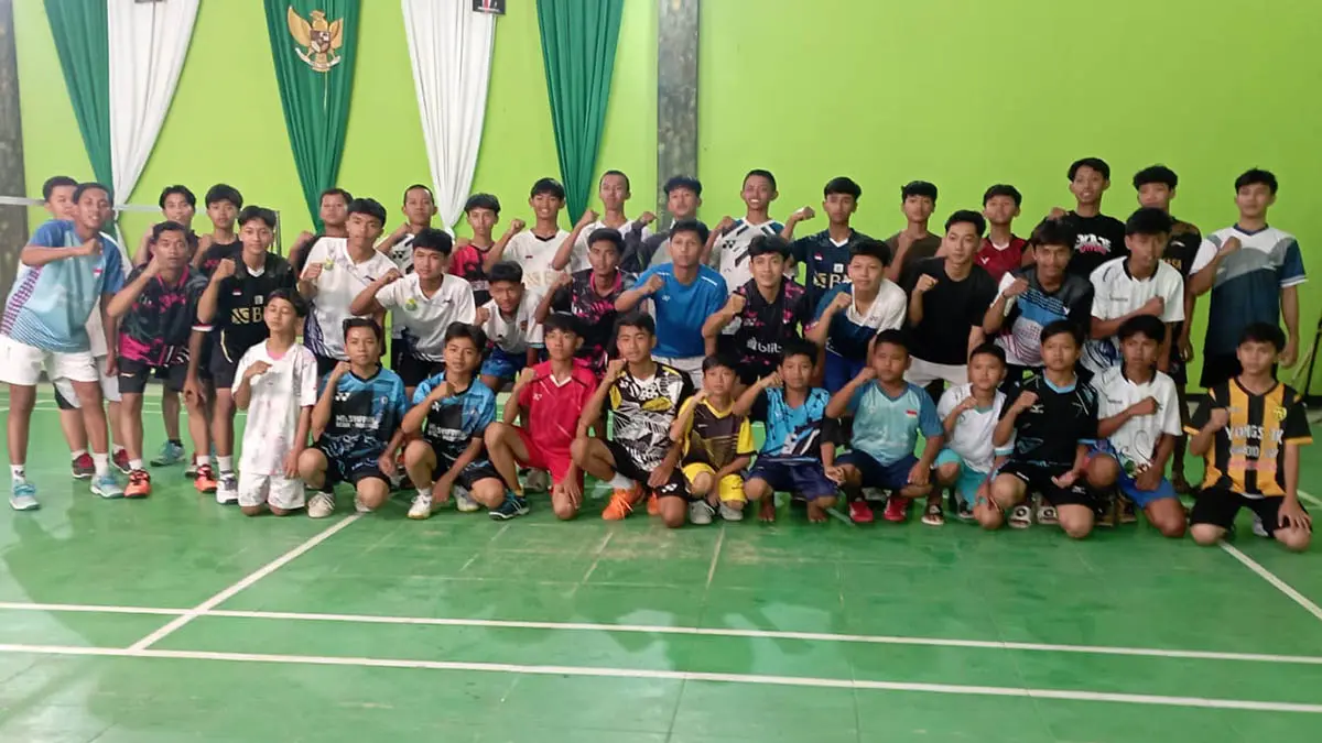 PRESTASI: Tim bulutangkis binaan Desa Sindetanyar saat mengikuti kejuaraan Kabupaten Probolinggo tingkat madrasah dan menorehkan juara dua. (Foto: Pemdes for Jawa Pos Radar Bromo)
