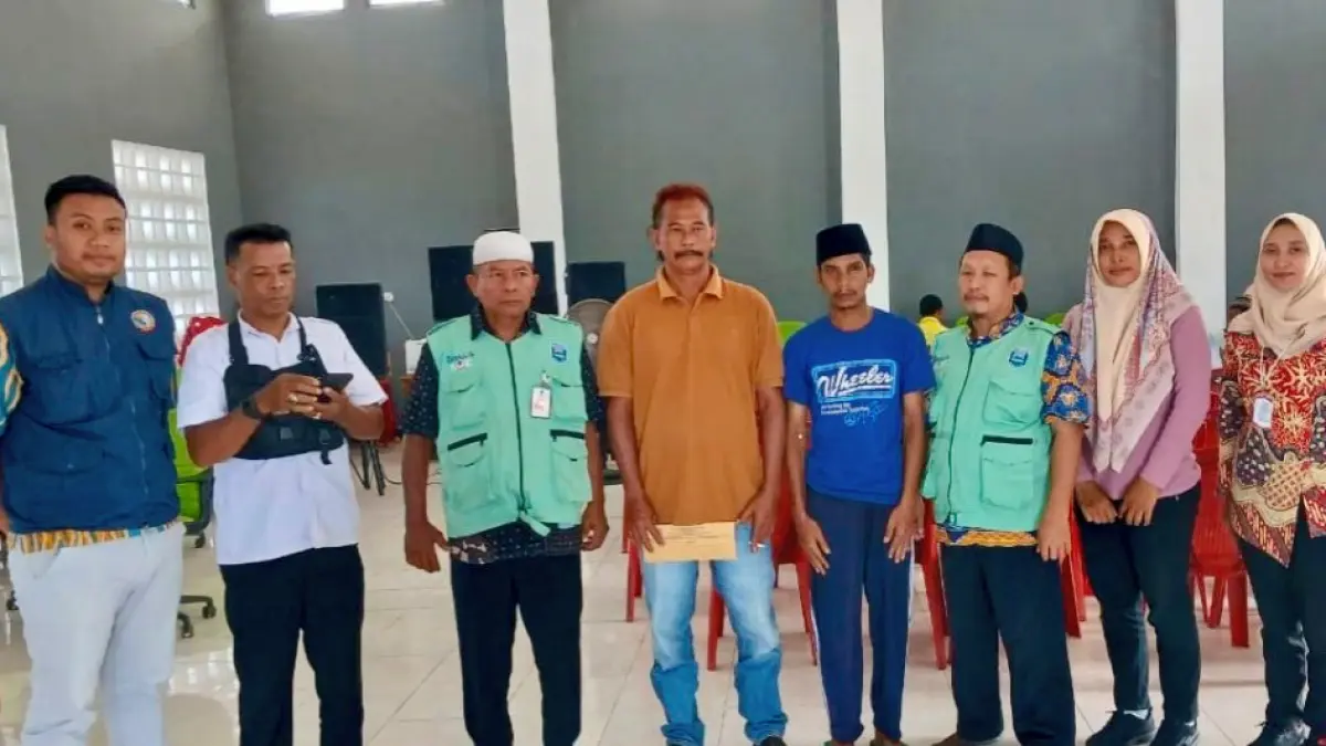 REHABILITASI: Petugas mengirim SR, 45, seorang PPKS asal Kecamatan Lumbang menjalani rehabilitasi sosial di UPT Bina Laras Pasuruan.&nbsp;(DINSOS FOR JAWA POS RADAR BROMO)
