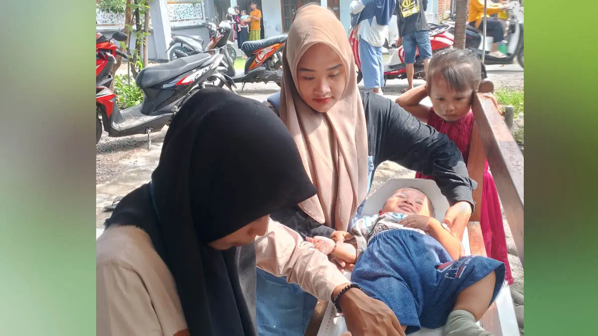RUTIN: Kegiatan posyandu di Desa Sindetanyar, Kecamatan Besuk yang selalu diikuti antusias masyarakat. (Foto: Pemdes for Jawa Pos Radar Bromo)