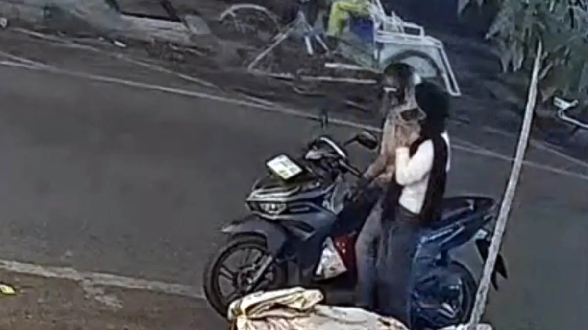 TEREKAM: Korban dan terduga pelaku saat berada di depan sebuah minimarket. Dari perkenalan itu, korban kehilangan motor dan iPhone miliknya. (Polres Pasuruan Kota for Radar Bromo)