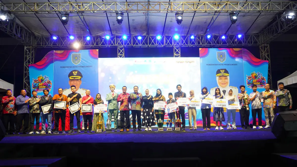 AWARDING: Wali Kota Probolinggo dr. Aminuddin berfoto bersama para pihak usai menyerahkan apresiasi atas suksesnya SEMIPRO 2026.
