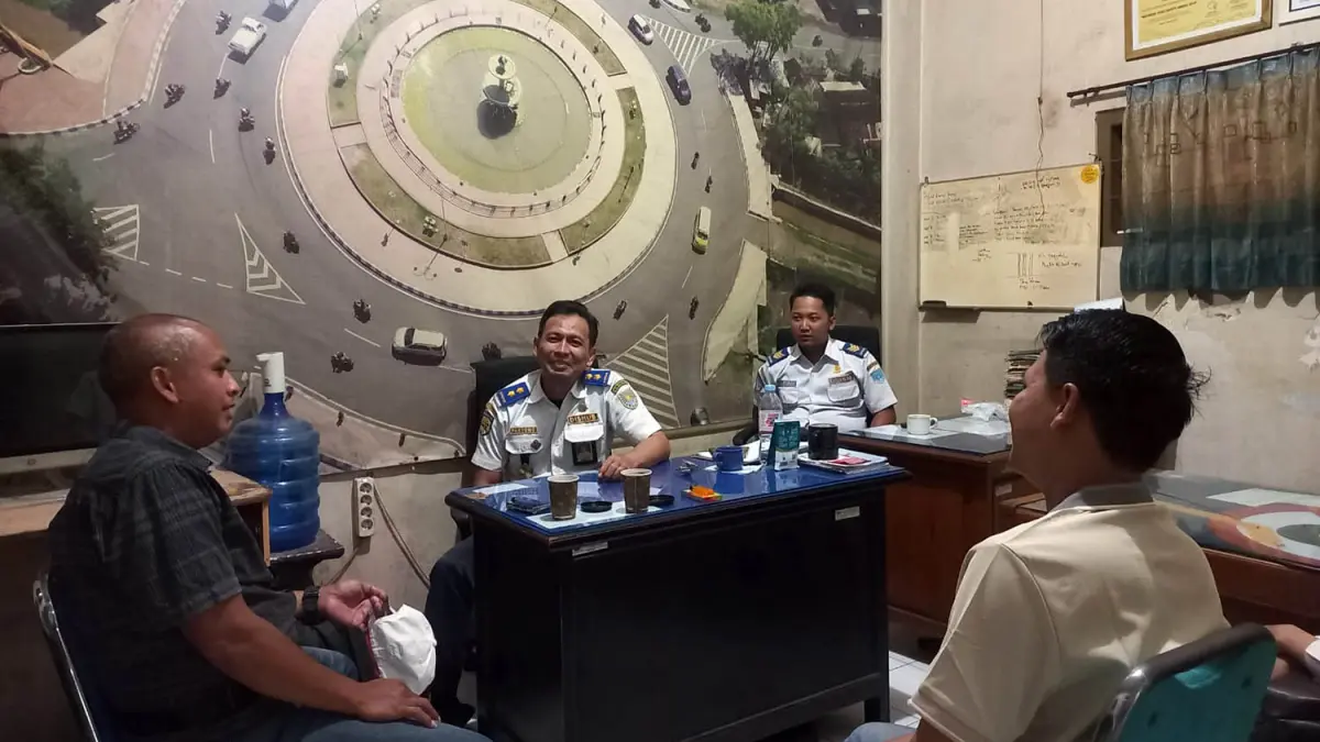 CARI SOLUSI: Suami Novia, Heru, 31 (kaus krem) datangi kantor Dinas Perhubungan (Dishub) Kota Probolinggo untuk serahkan bukti laporan kepolisian dan diskusi ganti rugi, Senin (13/7). (Inneke Agustin/ Radar Bromo)