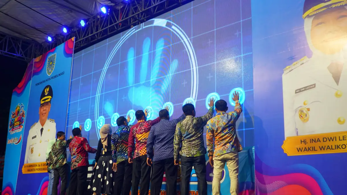 CLOSING: Closing Ceremony Semipro 2026 ditandai dengan sentuhan telapak pada layar digital di Panggung Utama SEMIPRO oleh Wali Kota dan Forkopimda.