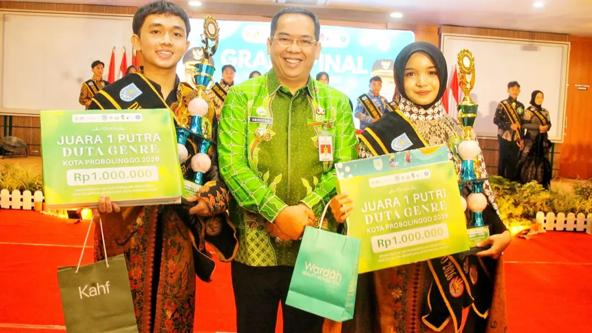 DUTA GENRE: Wali Kota Probolinggo dr Aminuddin berpose bersama juara Duta Genre Kota Probolinggo 2026. (Evelyn Ridhayanti/ Radar Bromo)