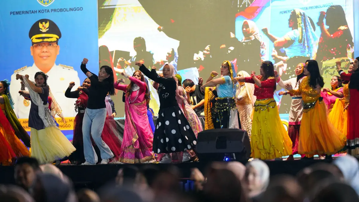 FLASHMOB : Dipimpin oleh ketua TP PKK Kota Probolinggo, dr. Evariani diatas panggung, beginilah saat kader PKK dari 29 kelurahan se-Kota Probolinggo saat flashmob memeriahkan closing ceremony SEMIPRO 2026