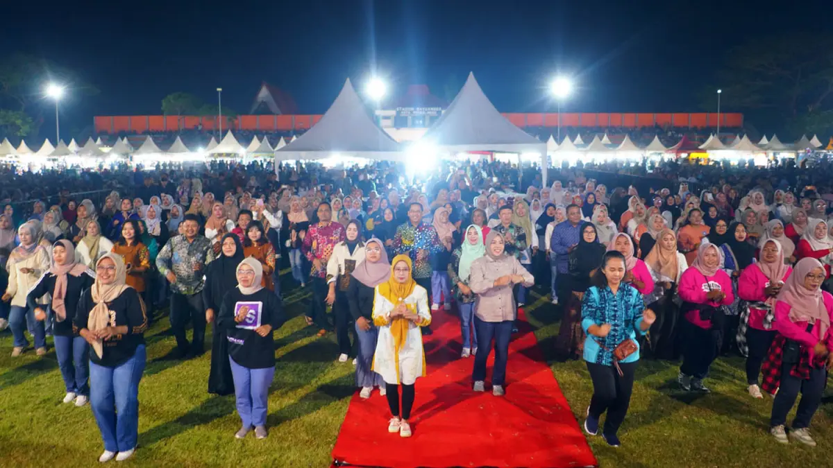 FLASHMOB : Dipimpin oleh ketua TP PKK Kota Probolinggo, dr. Evariani diatas panggung, beginilah saat kader PKK dari 29 kelurahan se-Kota Probolinggo saat flashmob memeriahkan closing ceremony SEMIPRO 2026