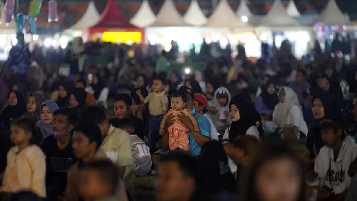 HIBURAN WARGA: Area Stadion Bayuangga yang jadi venue Semipro dipenuhi warga di hari terakhir gelaran Semipro (12/7). (Diskominfo Kota Probolinggo)
