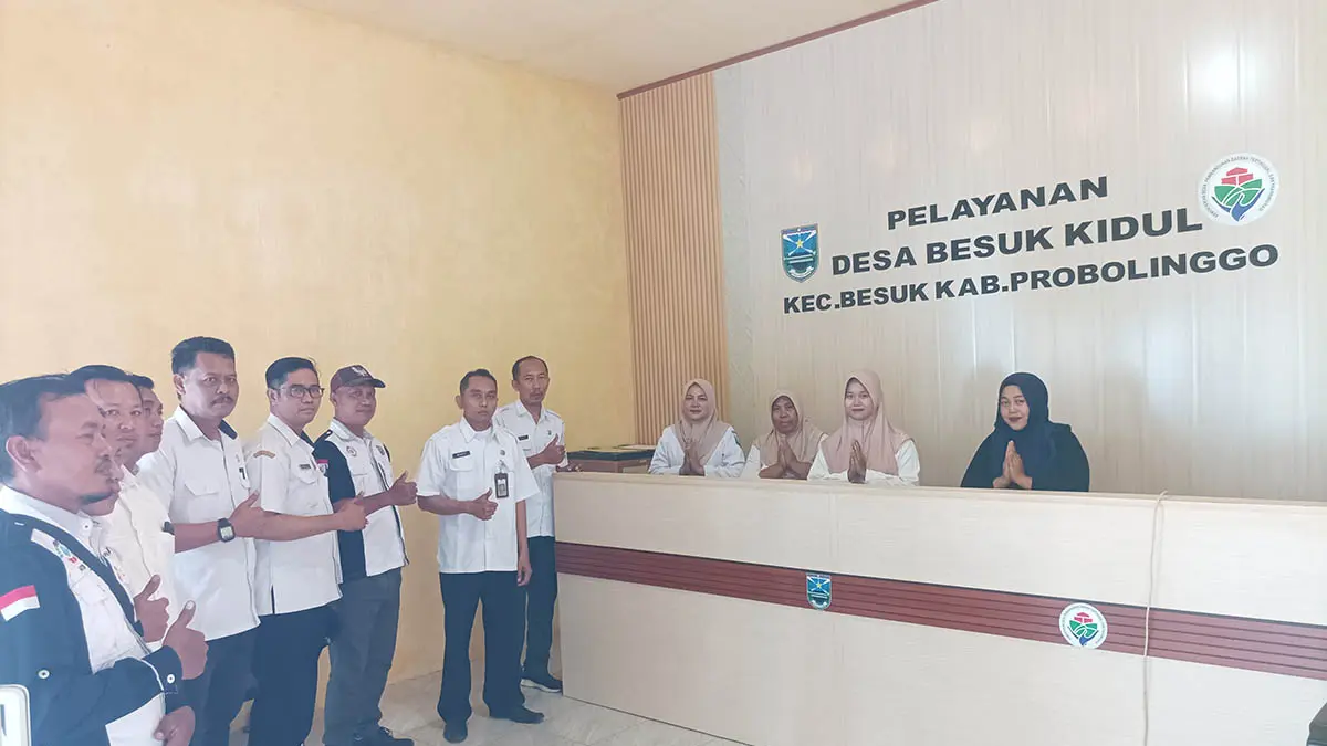 MAKIN NYAMAN: Penjabat (Pj) Kepala Desa Besuk Kidul, Mistahul Munir (pakai id card) bersama jajarannya saat berada di lokasi pelayanan. (Foto: Agus Faiz Musleh/Jawa Pos Radar Bromo)