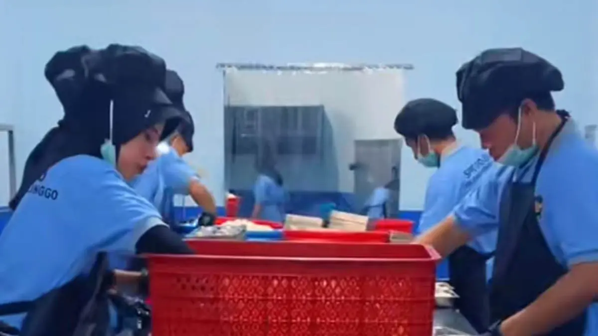 MASAK UNTUK SISWA: Telawan satuan pelayanan pemenuhan gizi Krejengan saat menyiapkan makanan sebelum didistribusikan. Sampai saat ini tercatat ada 108 dapur MBG di Kabupaten Probolinggo. (Foto: Agus Faiz Musleh/Jawa Pos Radar Bromo)