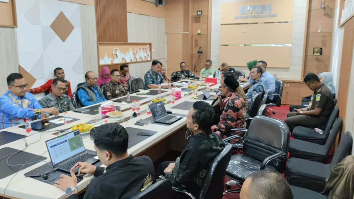 MATANGKAN RENCANA: Pemkab Probolinggo menggelar rakor persiapan pembangunan Sekolah Rakyat di ruang Nusantara Mal Pelayanan Publik beberapa waktu lalu. (Foto: Istimewa)