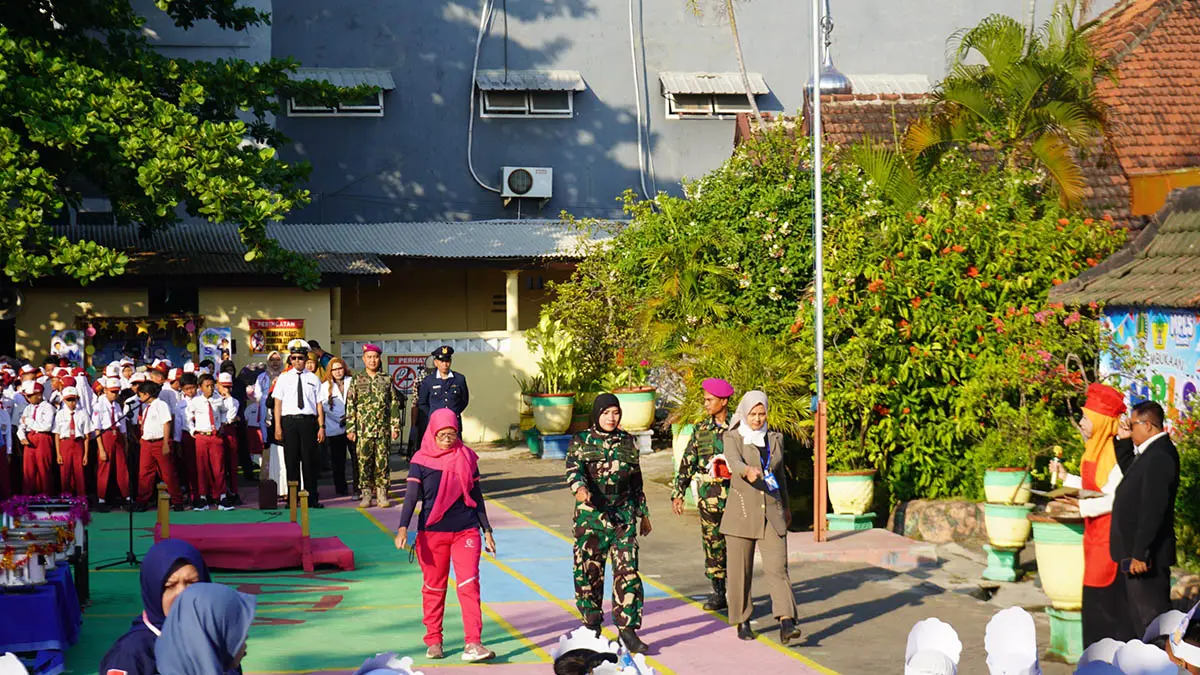 MERUJUK CITA-CITA: Beragam profesi yang dikenalkan ke siswa di SDN Kebonsari Kota Pasuruan saat hari pertama masa pengenalan lingkungan sekolah, Senin (13/7) pagi. Foto: Agung Dwi for Jawa Pos Radar Bromo