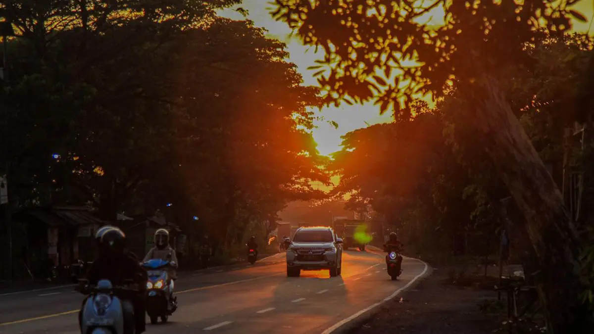 PANAS: Teriknya matahari yang dirasakan pengguna jalan. Saat ini jawa Timur sudah memasuki musim kemarau tanpa hujan. (Foto: dok Jawa Pos Radar Bromo)