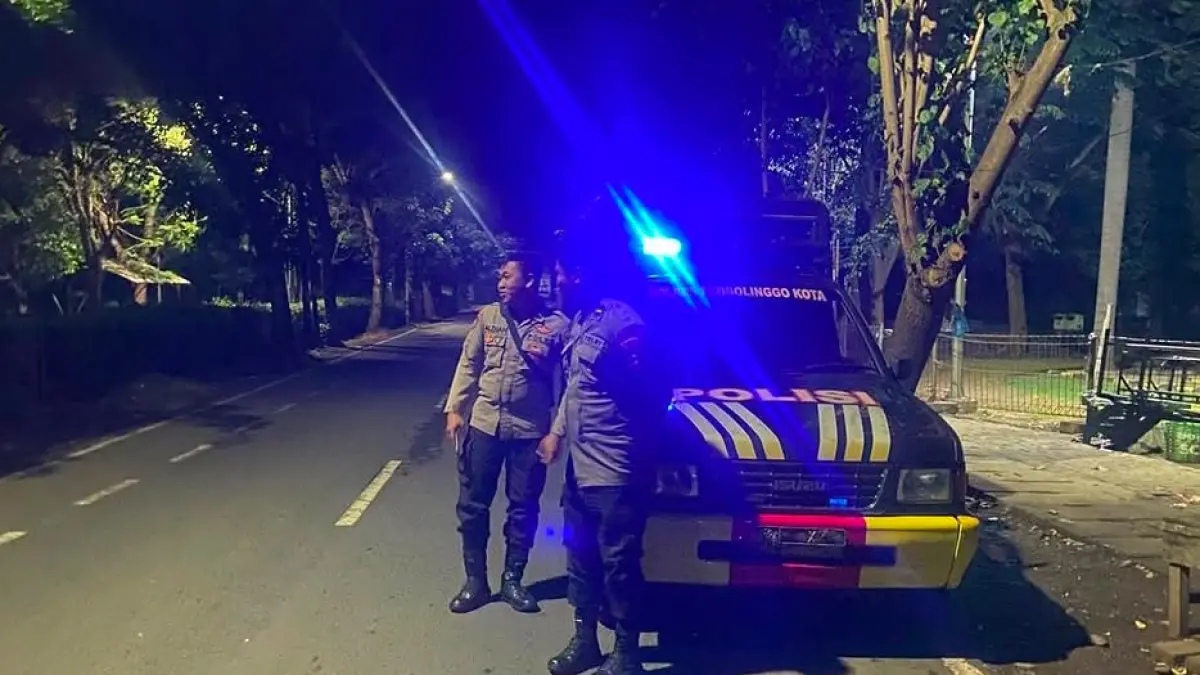 PATROLI: Sejumlah anggota Polres Probolinggo Kota melakukan patroli di Jalan Maramis Kota Probolinggo, Sabtu (11/7) malam. (POLRES PROBOLINGGO KOTA FOR JAWA POS RADAR BROMO)