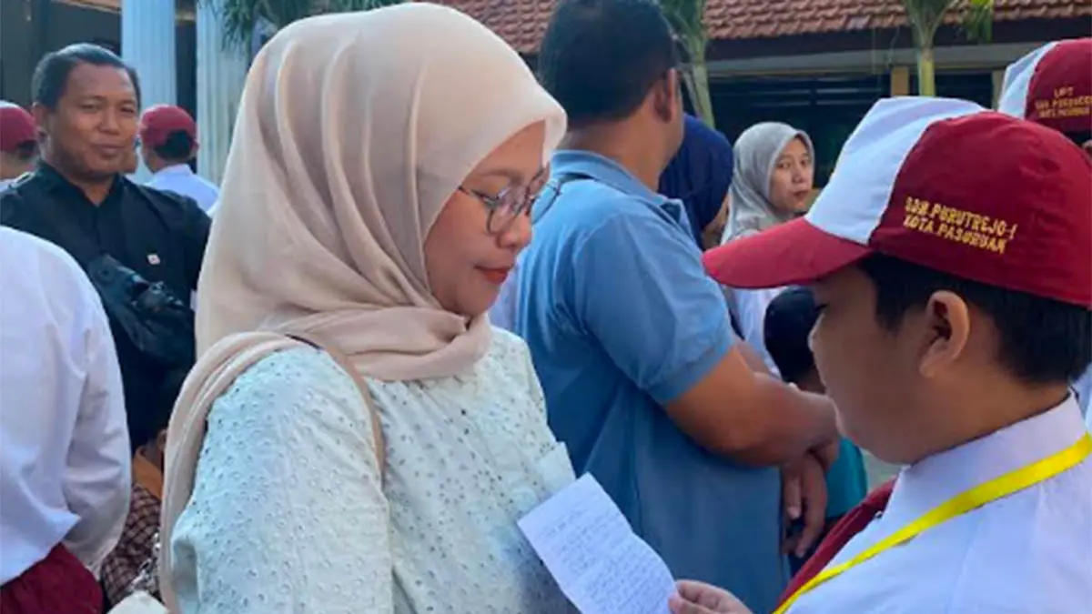 SAMPAIKAN HARAPAN: Siswa di SMPN 8 Kota Pasuruan membacakan harapan di depan orangtuanya saat MPLS. (Foto: Istimewa)