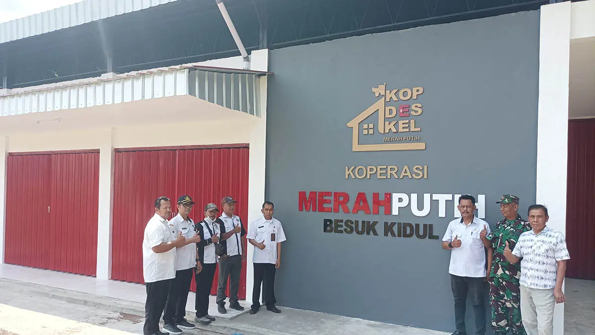 SIAP OPERASIONAL: Penjabat (Pj) Kepala Desa Besuk Kidul, Mistahul Munir  (lima dari kanan) saat berada di lokasi KDMP. (Foto: Agus Faiz Musleh/Jawa Pos Radar Bromo)