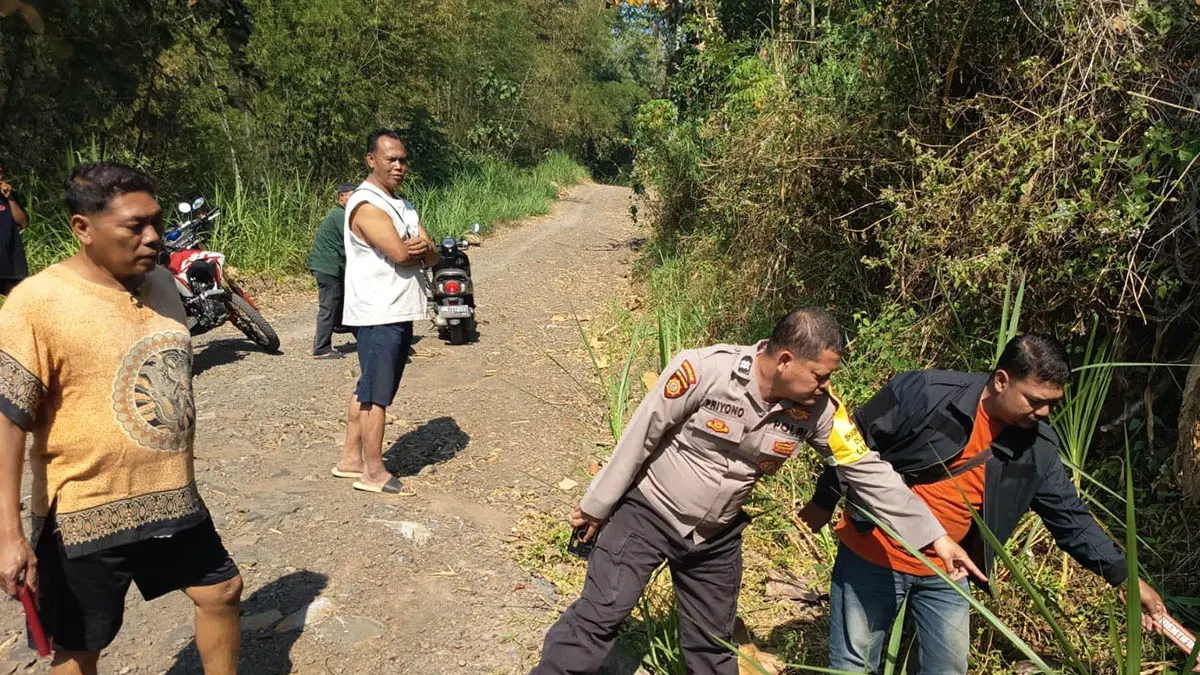 TKP:&nbsp;Di sekitar area inilah Rahmadi diduga terjatuh dari pohon untuk mengambil daun nangka sebagai pakan ternak. (Foto : Polsek Lumbang for Jawa Pos Radar Bromo)&nbsp;
