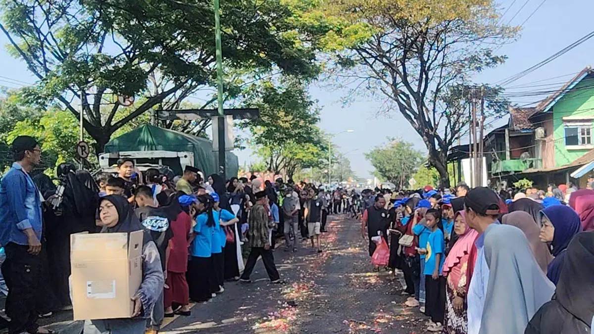 WUJUD PEDULI: Aksi tabur bunga di sekitar ruas simpang empat Patung Sapi Pandaan yang diikuti ratusan orang. (Foto : FPK Jatim for Jawa Pos Radar Bromo)&nbsp;