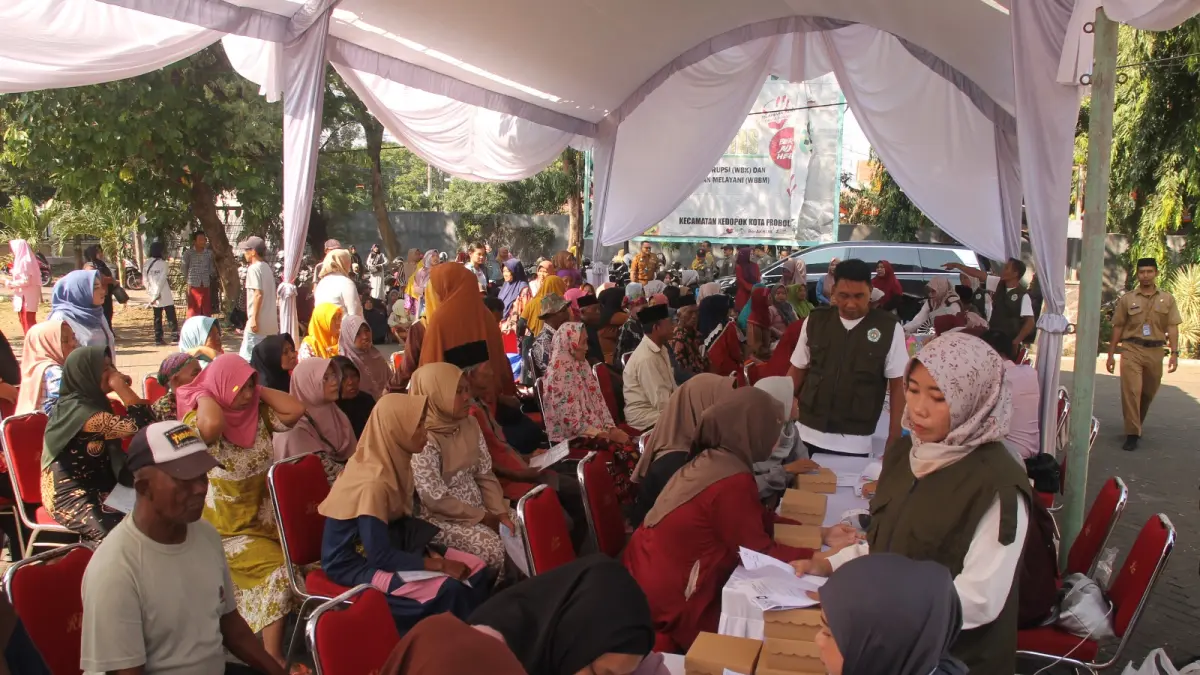 ANTRE: Ratusa warga antusias menyambut Penyaluran BLT DBHCHT di Pedapan Kecamatan Kedopok. 